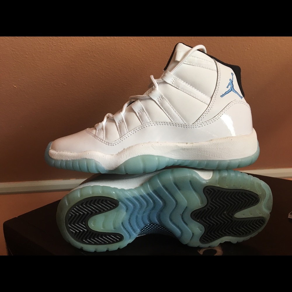 Air Jordan 11 legend blue size 3.5